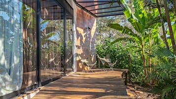 Design bungalow, 1 slaapkamer, toegankelijk voor mindervaliden, uitzicht op tuin | Terras
