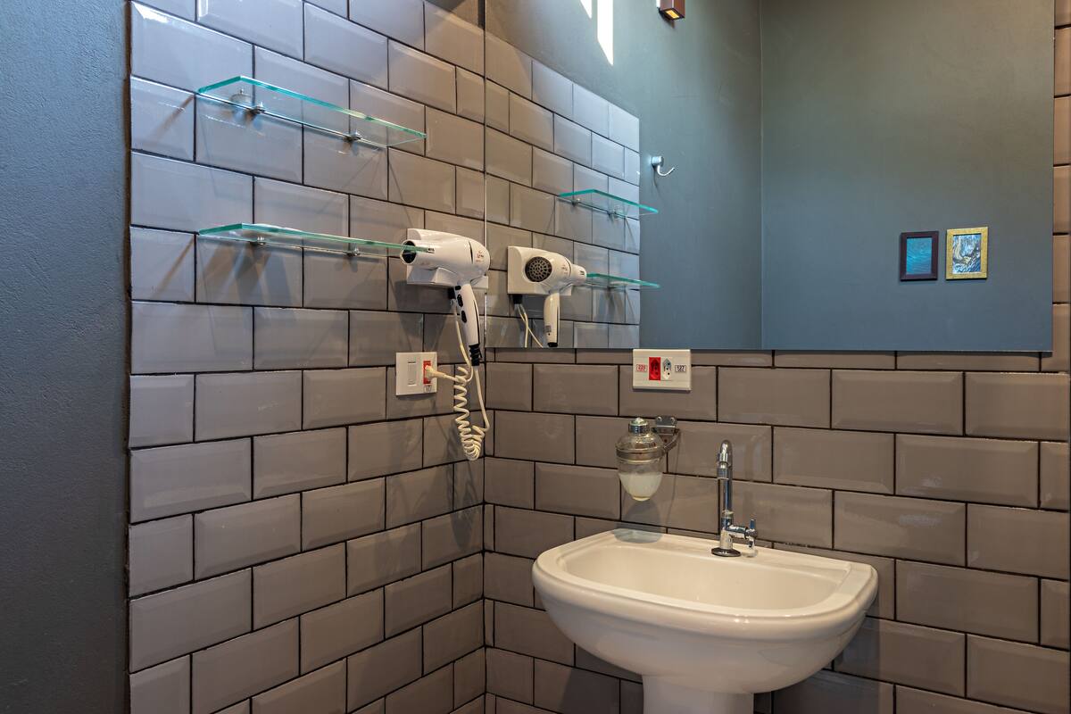 design bungalow, 1 bedroom, accessible, garden view | bathroom | shower, free toiletries, hair dryer, towels