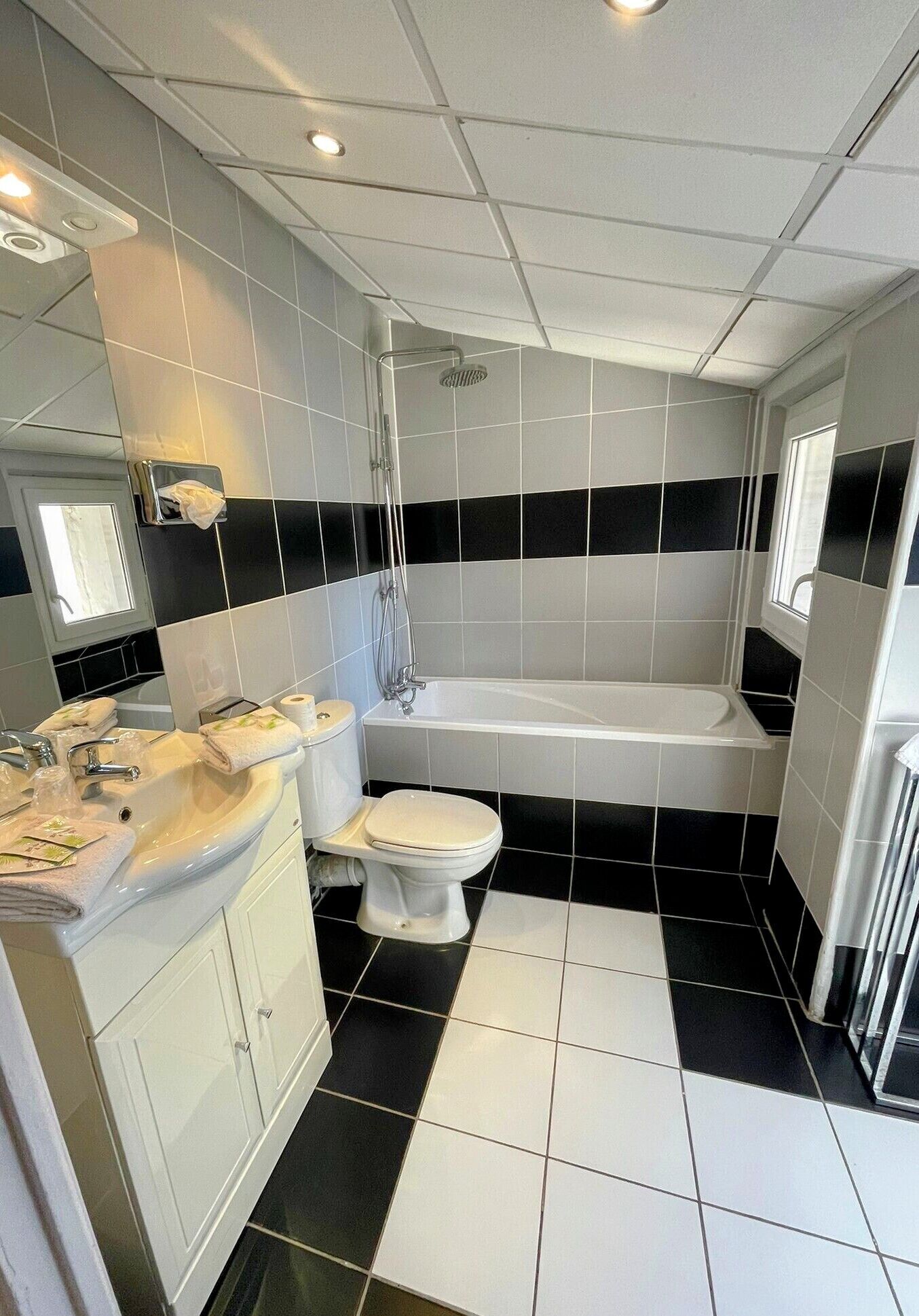 Photo - Modern Waikiki Hotel