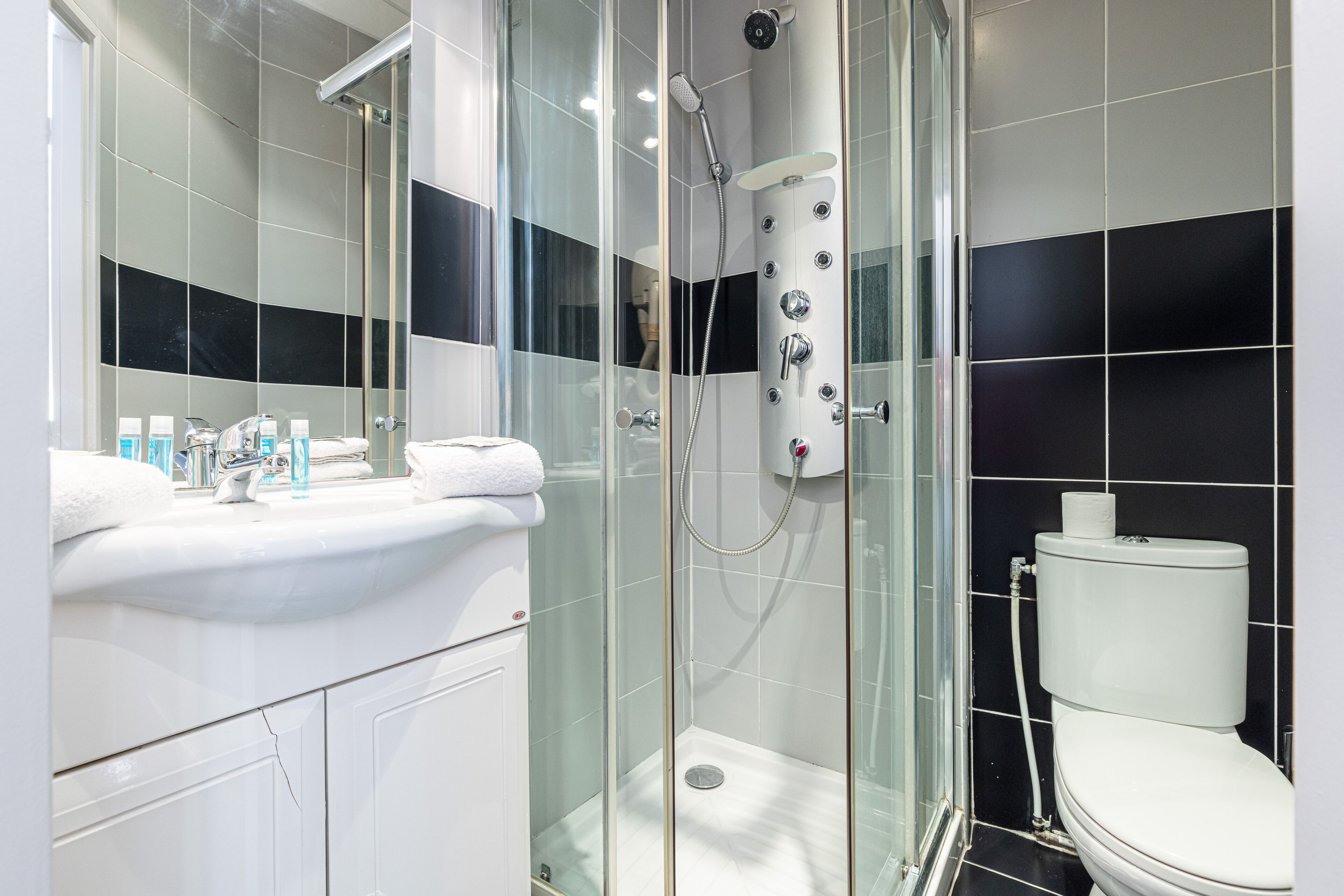 Photo - Modern Waikiki Hotel