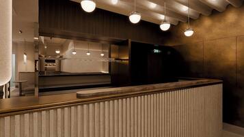 Una cocina moderna con encimera de madera e iluminación colgante.