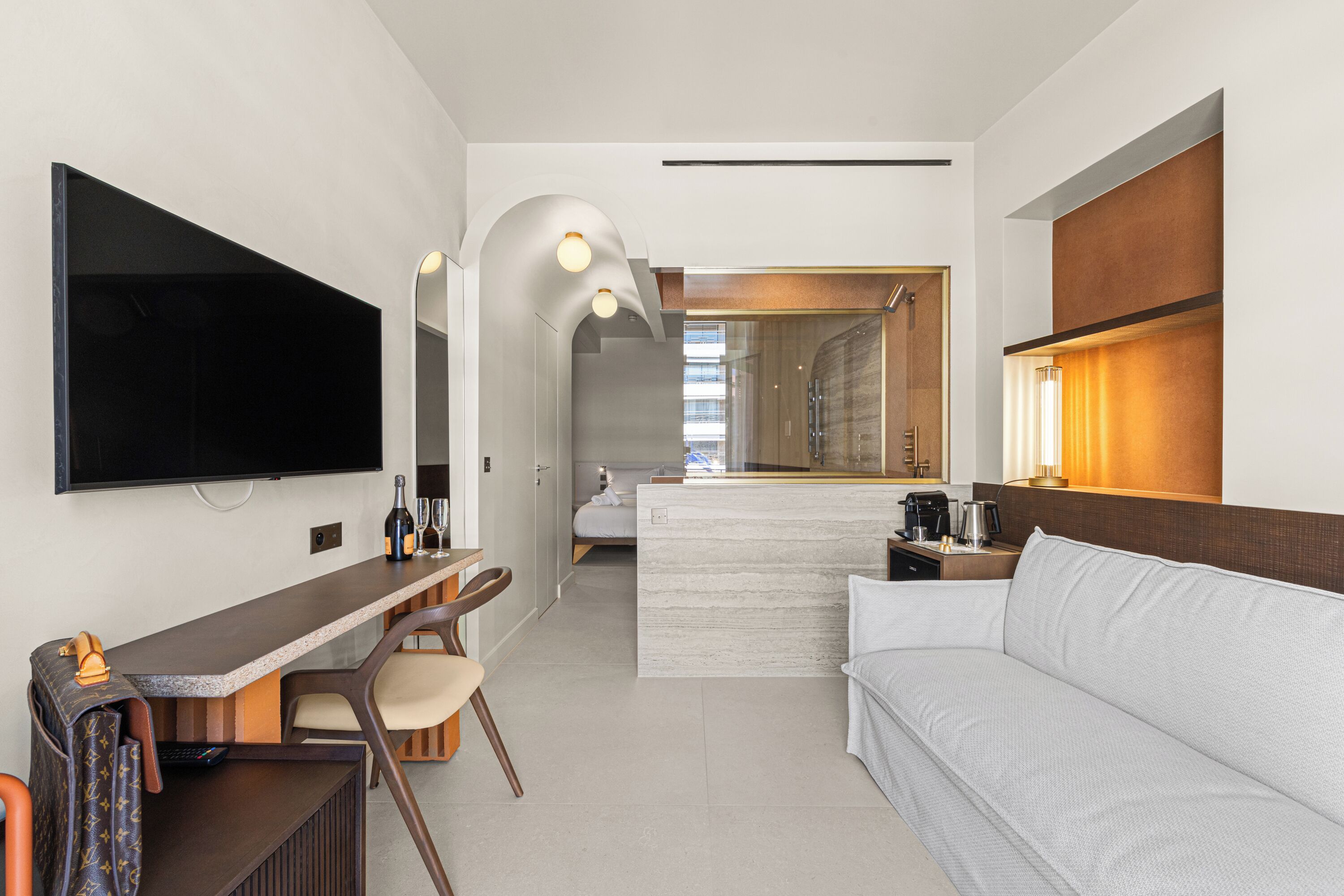 Suite Balcon Mer | Woonruimte | Een 32-inch flatscreentelevisie met kabelzenders en een televisie
