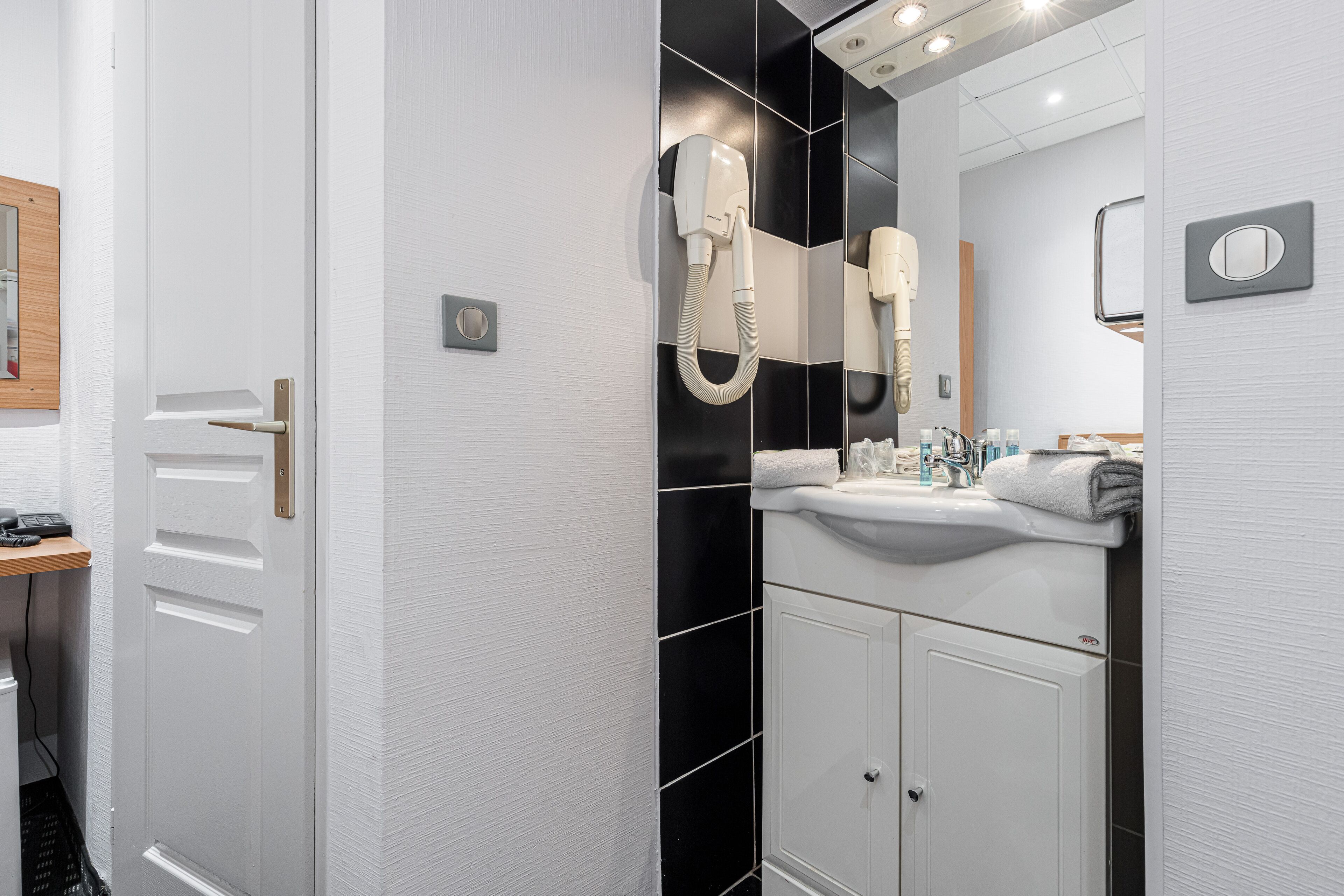 Photo - Modern Waikiki Hotel