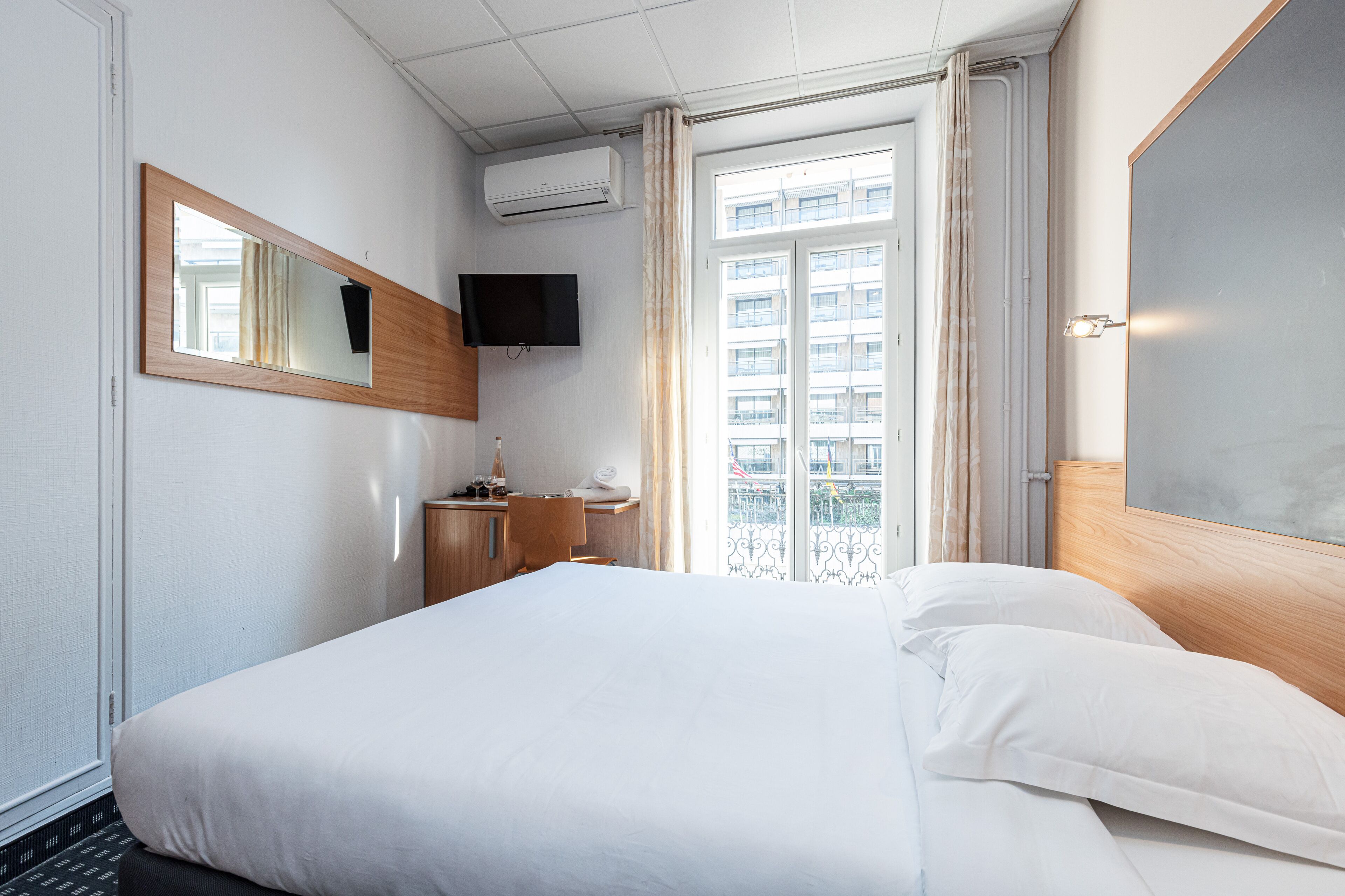 Photo - Modern Waikiki Hotel