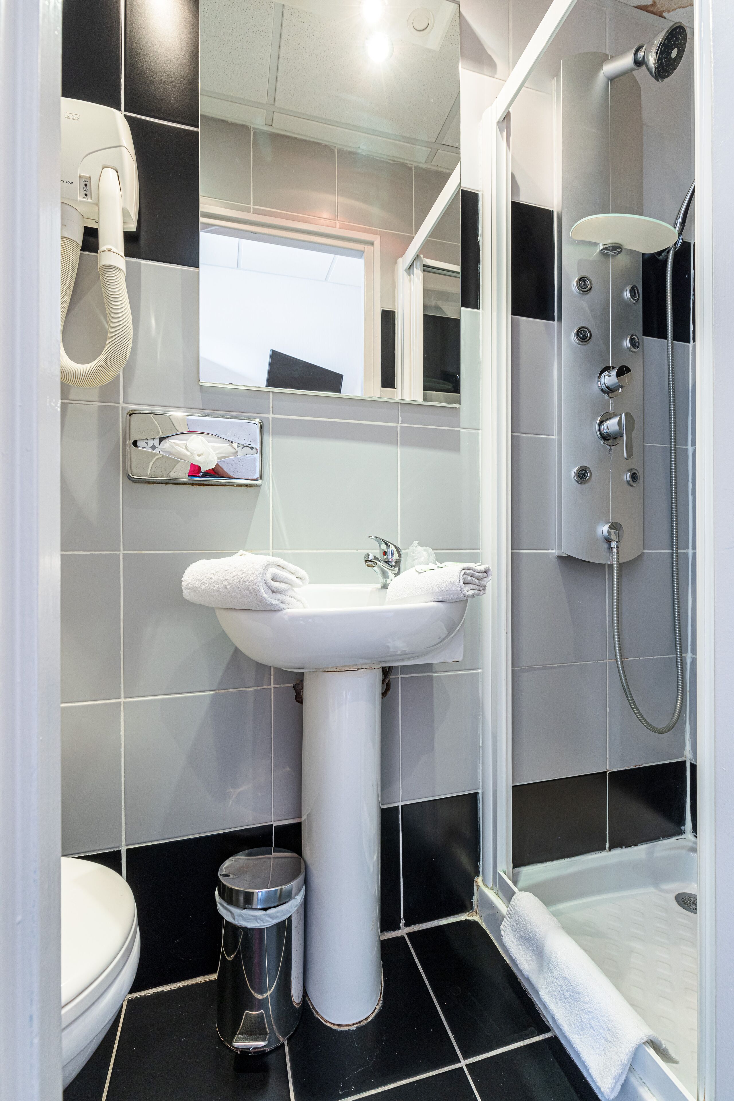 Photo - Modern Waikiki Hotel