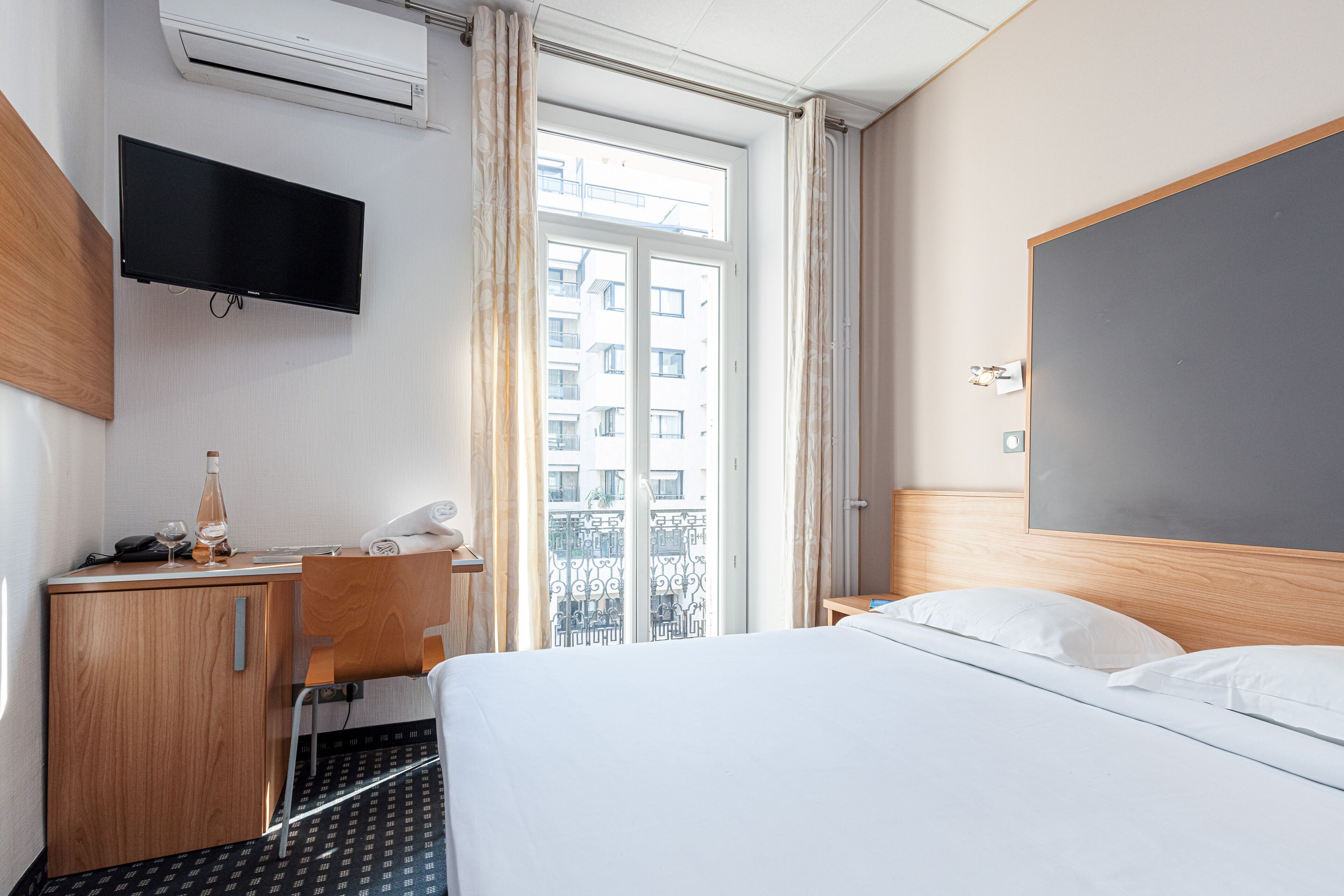 Photo - Modern Waikiki Hotel