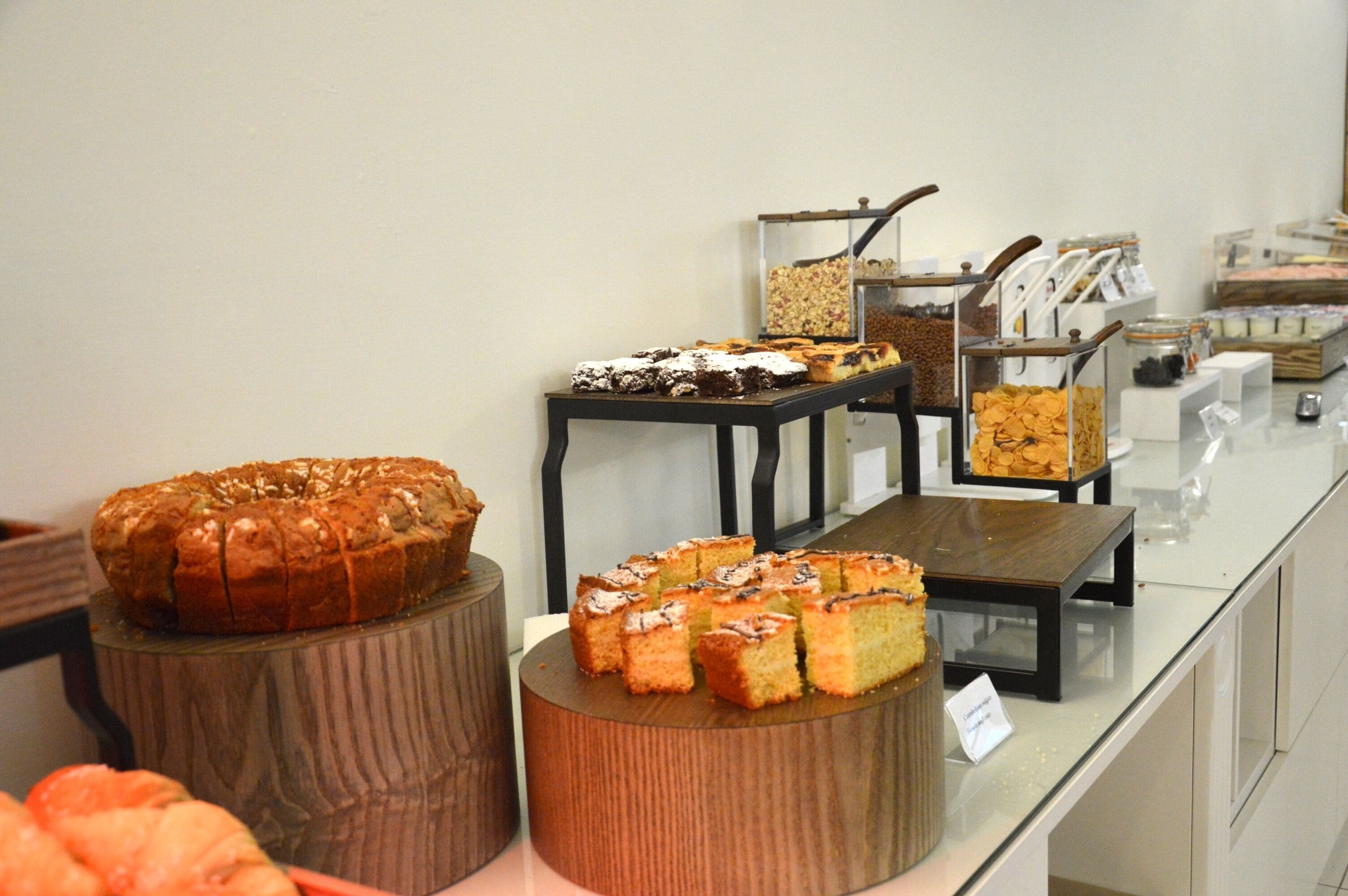 Colazione a buffet, servita tutte le mattine (10 EUR a persona) 