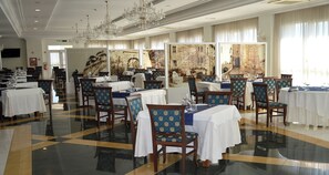 Phục vụ bữa sáng, bữa trưa và bữa tối 