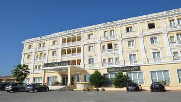 Vista frontal de la propiedad