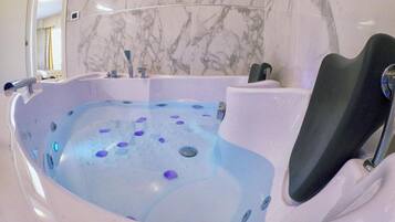 Suite superior, bañera de hidromasaje | Bañera de hidromasaje