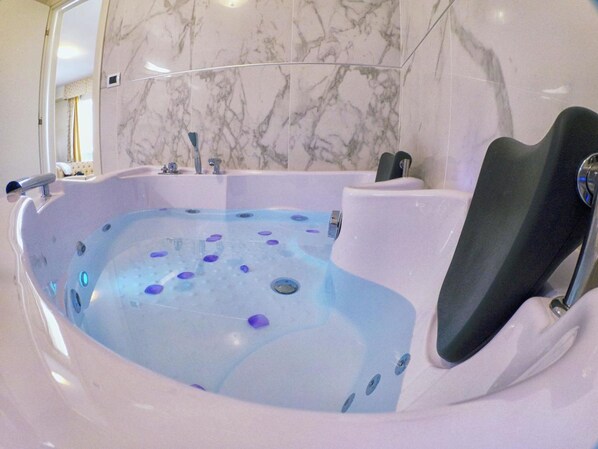 Superior Suite, Jetted Tub | Jetted tub