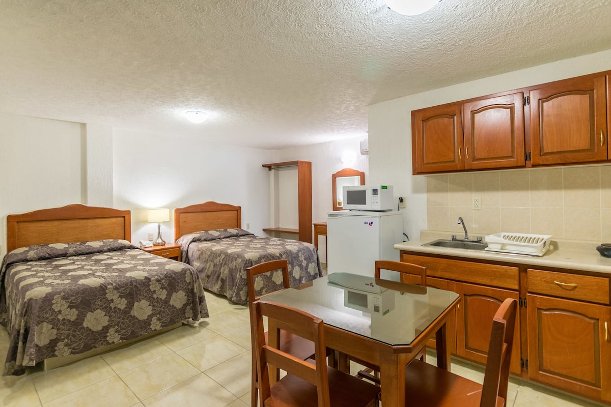 Quarto casal, 2 camas de casal, cozinha americana | Cofres nos quartos, ferros/tábuas de passar roupa, Wi-Fi de cortesia