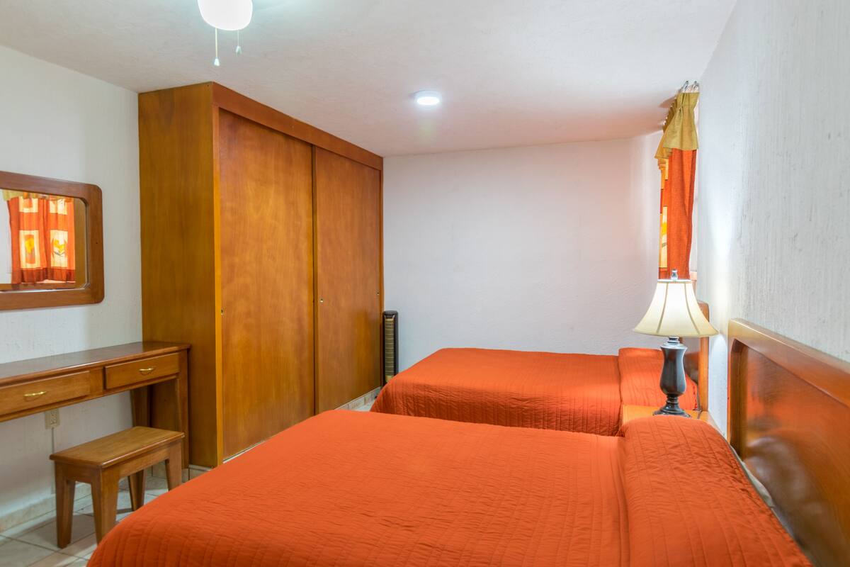 Departamento, 2 habitaciones | Caja de seguridad en la habitación y tabla de planchar con plancha