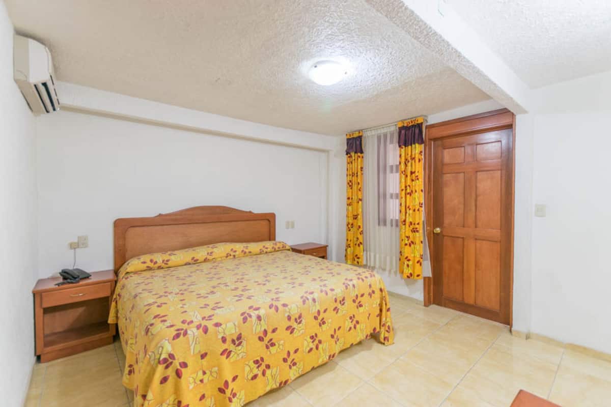 Habitación estándar, 1 cama King size | Caja de seguridad en la habitación y tabla de planchar con plancha