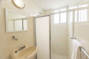 Double Room, 2 Double Beds, Kitchenette | Bathroom | Shower, free toiletries, towels, soap - Suites Poliforum Inn (León)