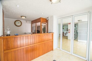 Reception - Suites Poliforum Inn (León)