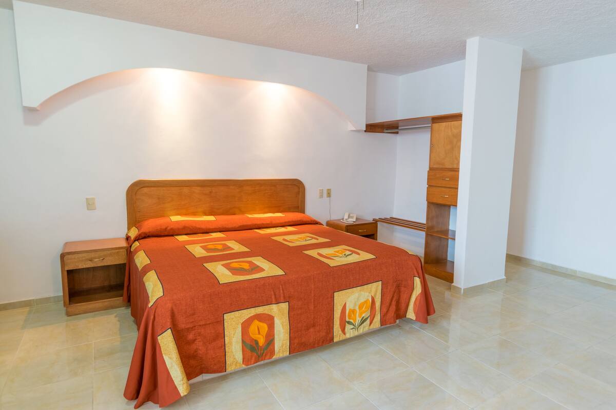 Quarto standard, 1 cama King, cozinha americana | Cofres nos quartos, ferros/tábuas de passar roupa, Wi-Fi de cortesia