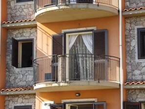 Vista frontal de la propiedad