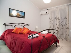 Eenvoudige kamer, 1 slaapkamer, niet-roken, uitzicht op zwembad | Een bureau, gratis wifi