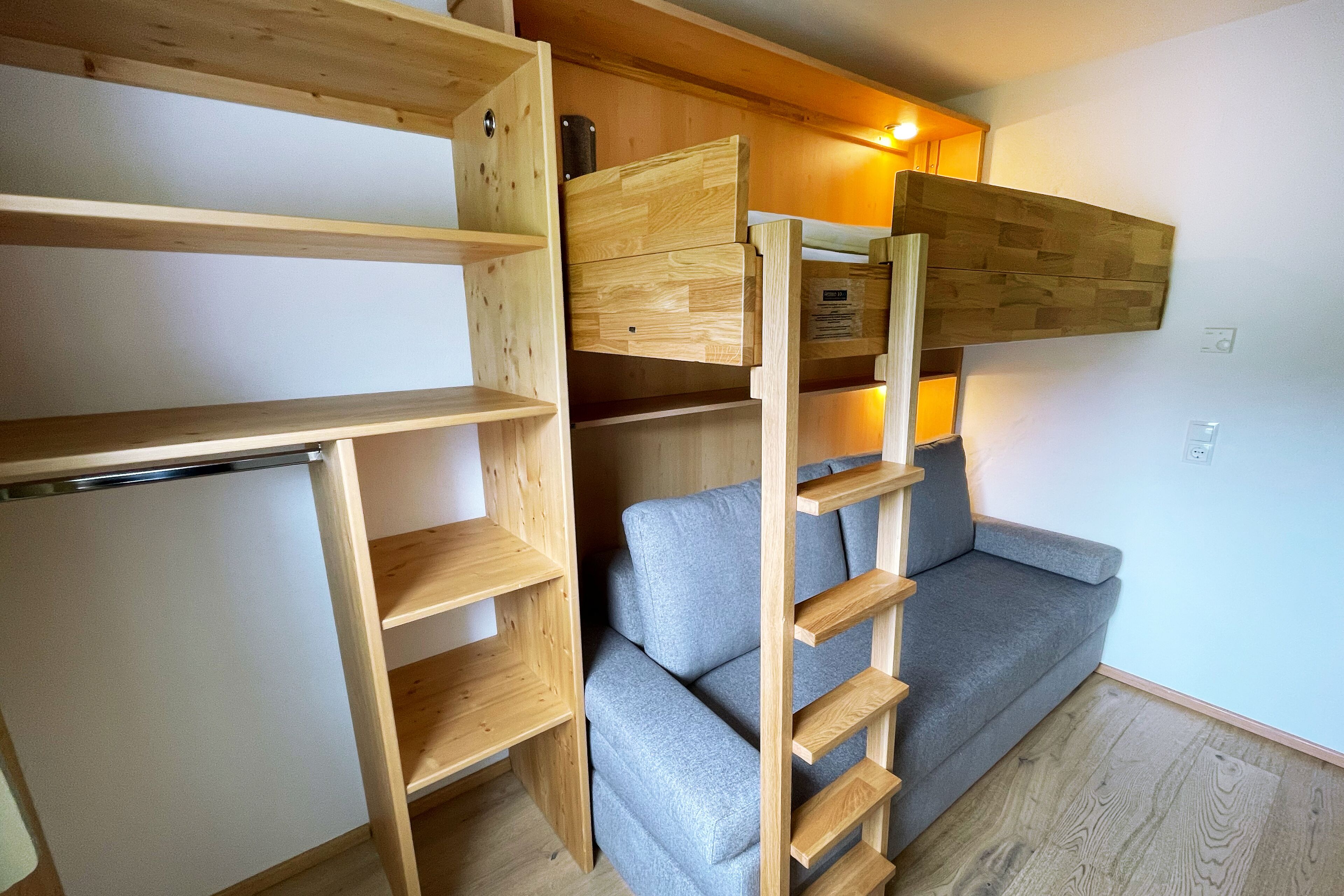 Ein gemütlicher Raum mit integriertem Sofa und Holzbögen.