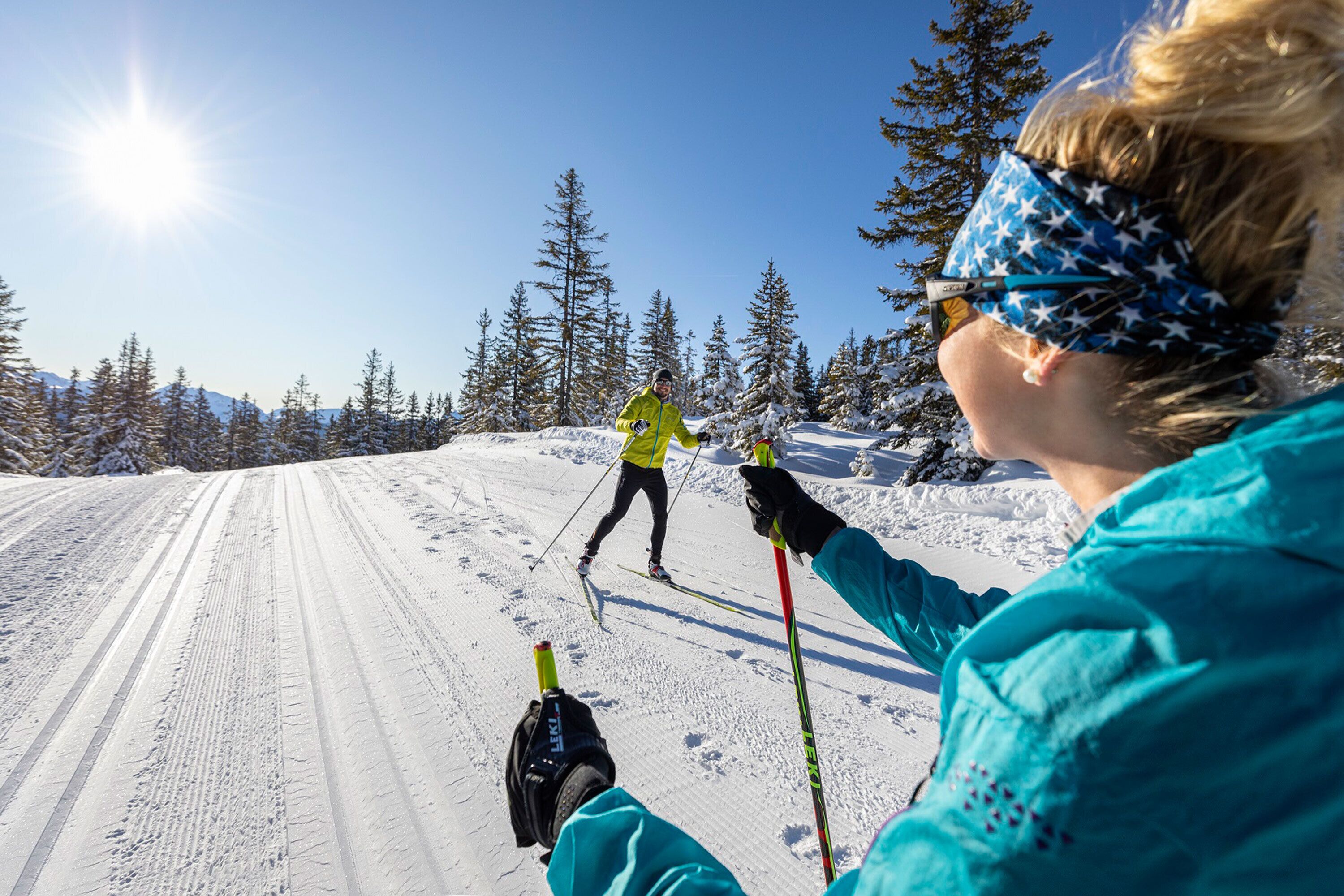 Ein verschneiter Skipisten mit Skifahrern.