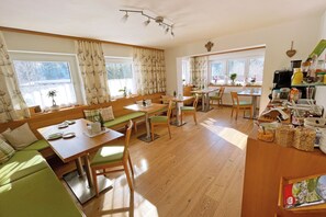 Café da manhã com buffet grátis todos os dias