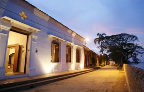 Fachada de la propiedad por la tarde o noche