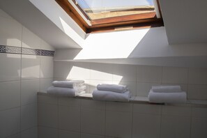 Triple Room | Bathroom - Alda Miramar Rooms (Gijon)