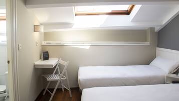 Driepersoonskamer | Een bureau, verduisterende gordijnen, gratis wifi, beddengoed