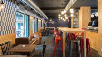 Déjeuner et dßner servis sur place, vue sur le jardin