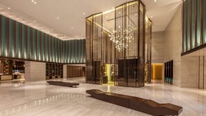 A spacious lobby with a central seating area, a decorative partition, and a reception desk. - Four Points by Sheraton Hefei, Baohe (Hefei)