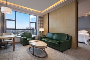 小型套房, 1 间卧室, 城市景观 | 迷你吧、客房内保险箱、办公桌、熨斗/熨衣板