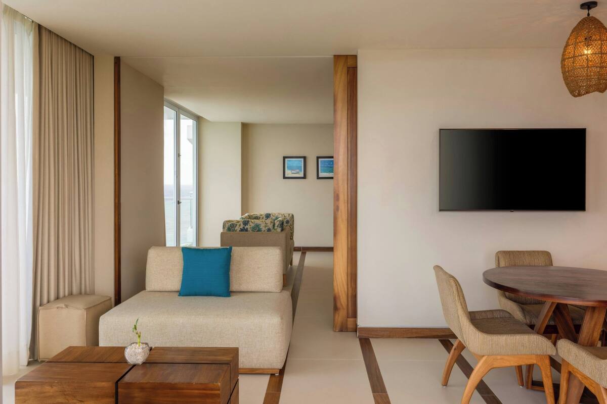 Una sala de estar moderna con un sofá, una mesa de centro y un comedor.