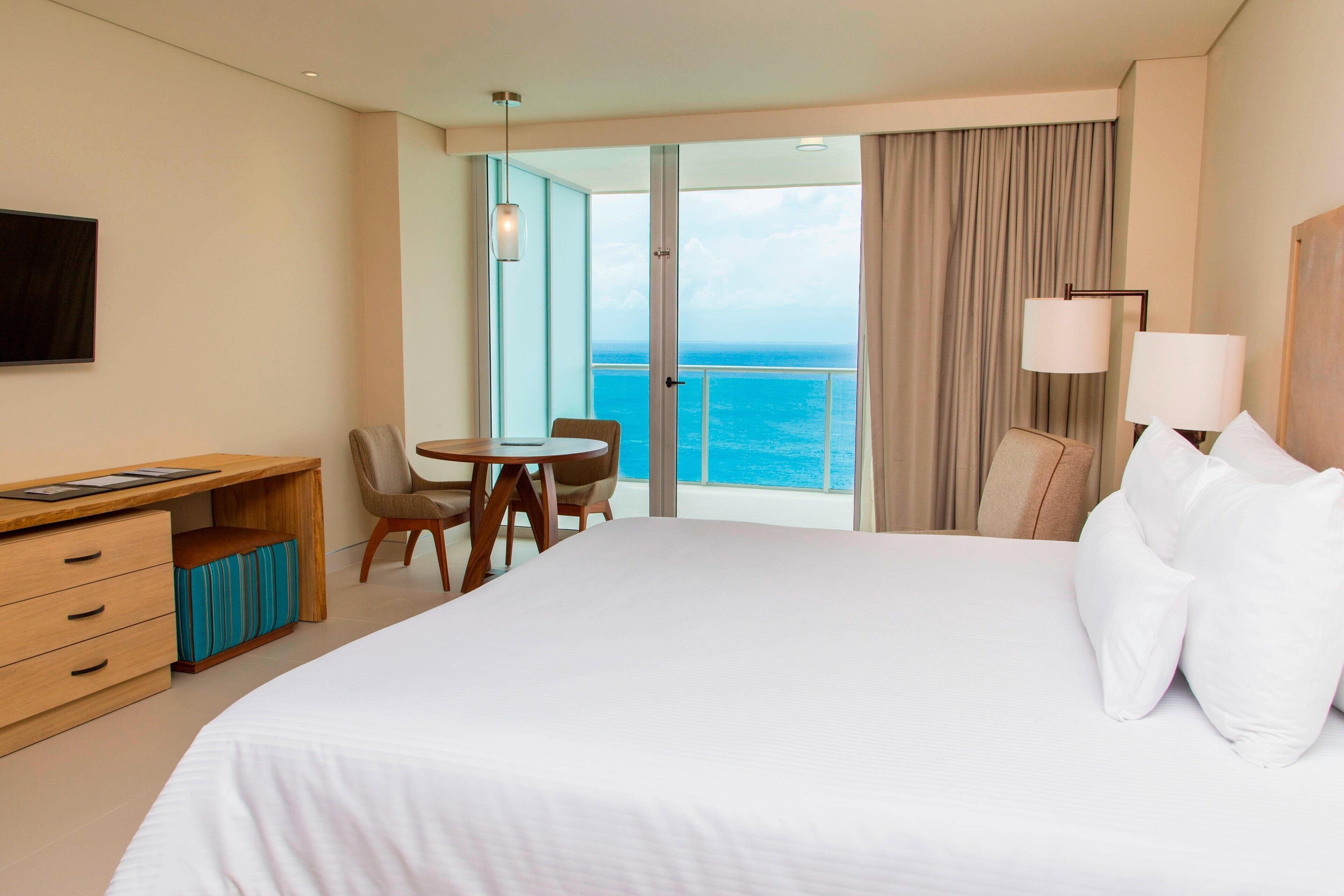 Quarto clássico, 1 cama King, sacada | Roupas de cama premium, cofres nos quartos, escrivaninha