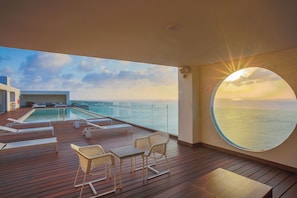 Outdoor pool, pool loungers - The Westin Cozumel (Cozumel)