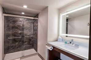 Tina con regadera, amenidades de baño de diseñador, secadora de cabello 