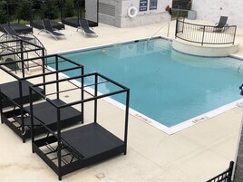 Una piscina al aire libre de temporada