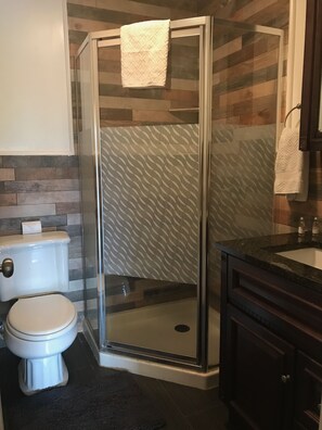 Bathroom - Jimmy's 21 apartments (Lake Placid)