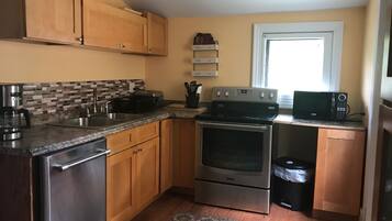 Apartemen, 3 kamar tidur (Unit 2) | Dapur kecil pribadi | Lemari es dan microwave