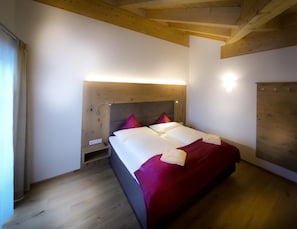 Ropa de cama de alta calidad y caja de seguridad en la habitación 