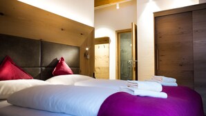Ein Hotelzimmer mit einem großen Bett, einem Holz-Kopfteil und einem Schrank aus Holz.