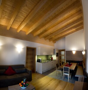 Standard-Apartment, 3 Schlafzimmer, barrierefrei, Bergseite | Wohnbereich