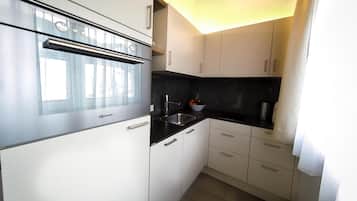 Full-size fridge, microwave, stovetop, dishwasher