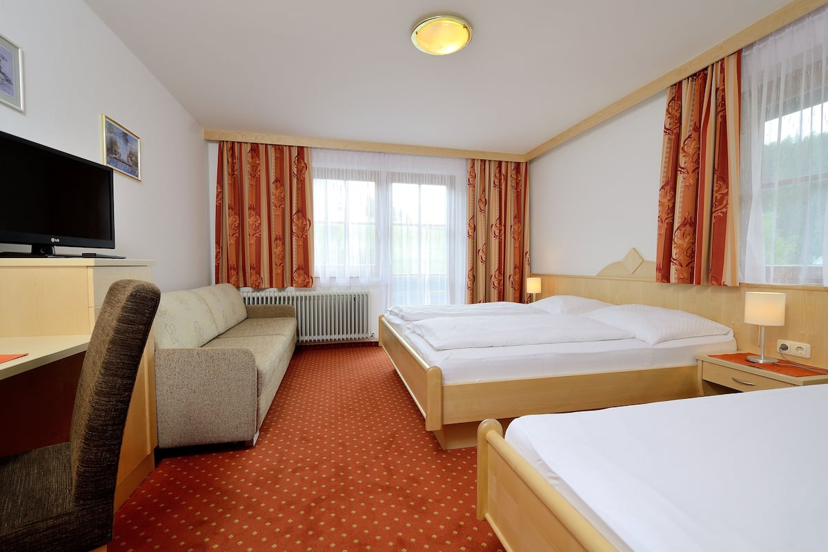 Standaard tweepersoonskamer, 1 queensize bed, uitzicht op bergen, uitzicht op gebergte | Luxe beddengoed, een kluis op de kamer, een bureau, babybedden (toeslag)