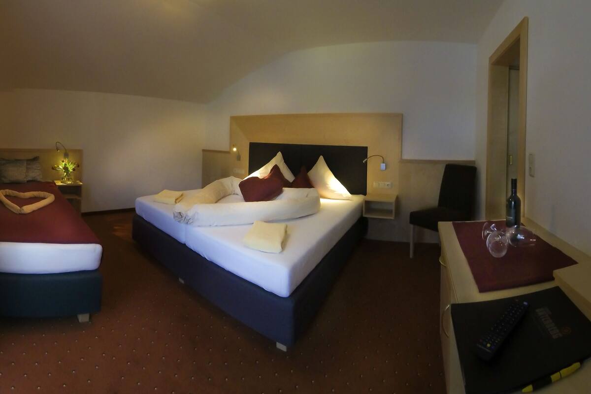Standaard driepersoonskamer, 1 slaapkamer, uitzicht op bergen, uitzicht op gebergte | Luxe beddengoed, een kluis op de kamer, een bureau, babybedden (toeslag)