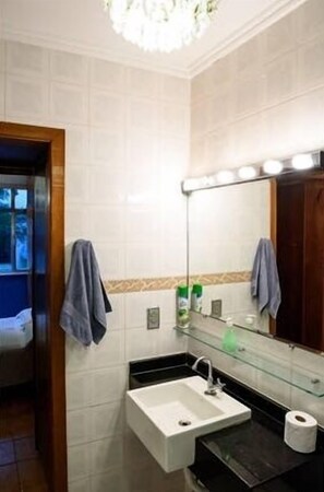 Klassiek huis | Badkamer met wastafel