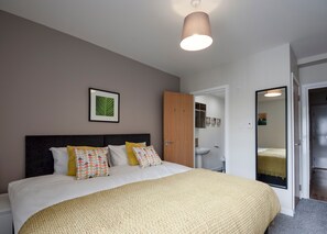 Apartment, 2 Bedrooms | 2 bedrooms, individually decorated, individually furnished, desk