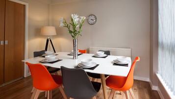 Apartment, 2 Bedrooms | In-room dining