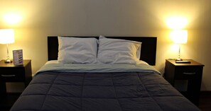 Hochwertige Bettwaren, Schreibtisch, Bügeleisen/Bügelbrett