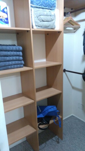 Familienapartment, 1 Schlafzimmer, Nichtraucher, Küche | 1 Schlafzimmer, hochwertige Bettwaren, Bügeleisen/Bügelbrett